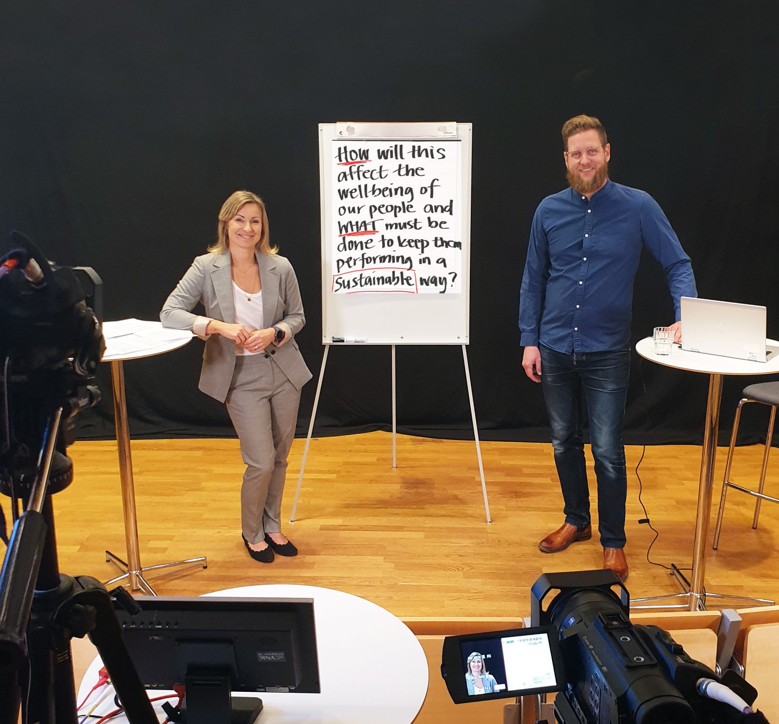 Onlinetapahtuman kaksi puhujaa studiossa
