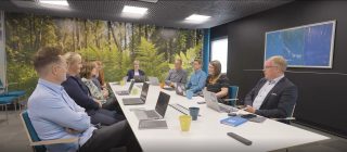 KOSEKin henkilökunta kokoushuoneessa