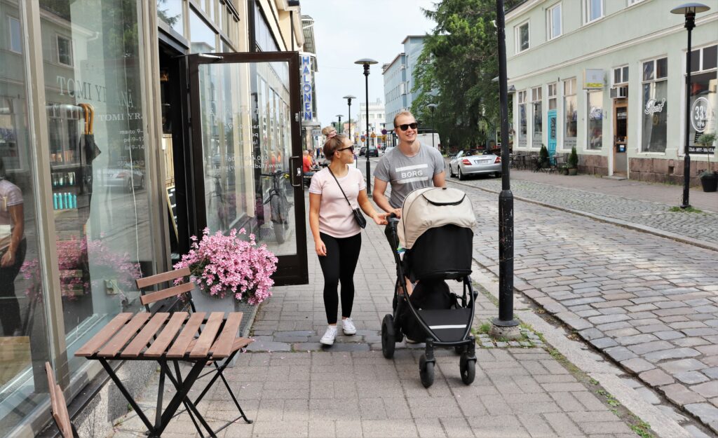 Keskustassa perhe kävelyllä
