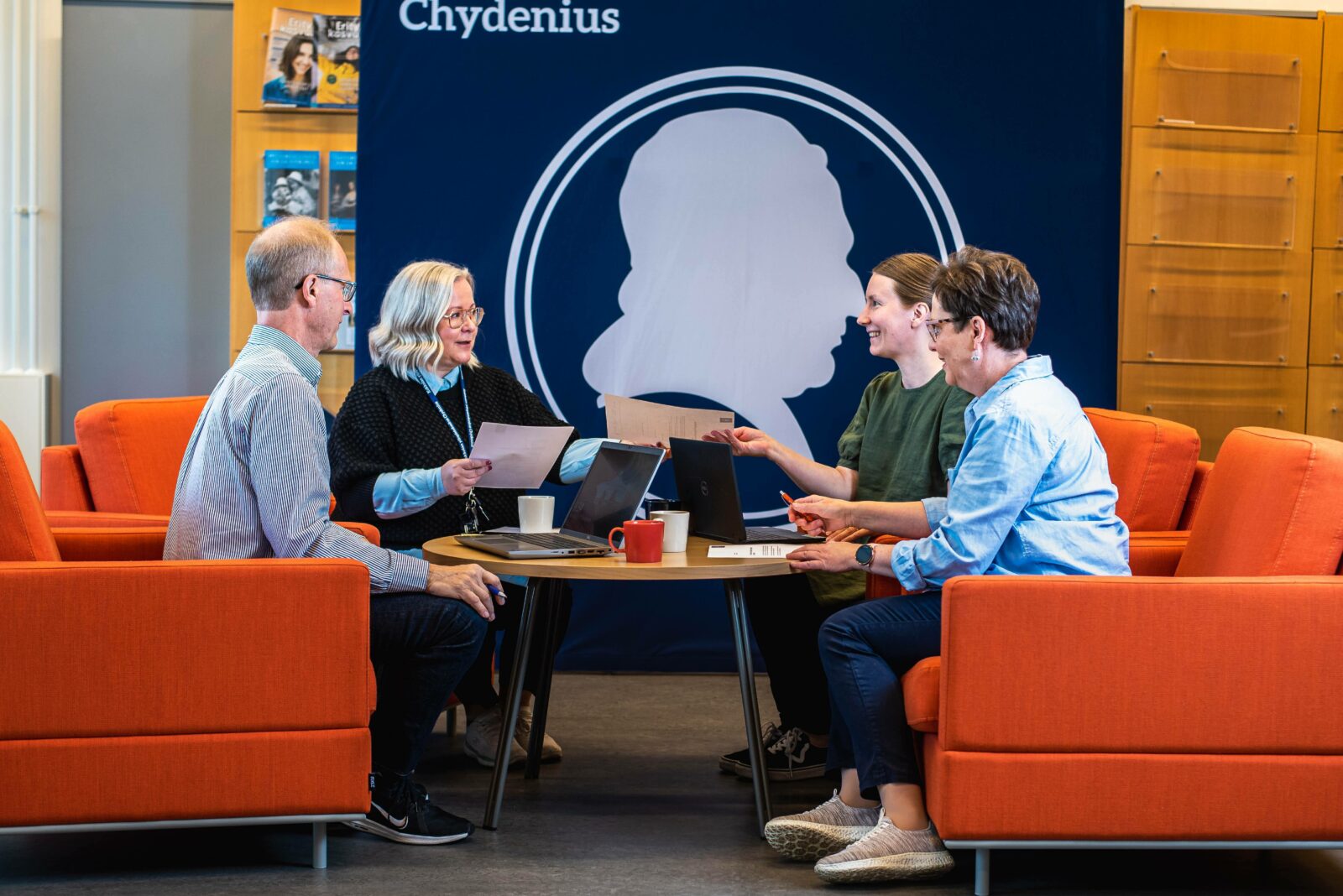 Yliopistokeskus Chydeniuksen henkilökuntaa istuu sohvalla
