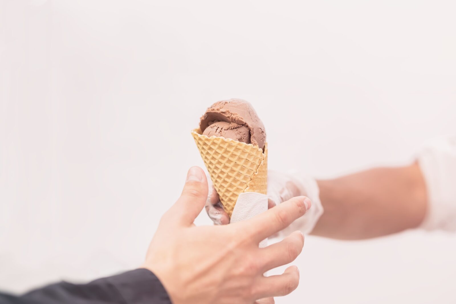 jäätelötuutti kädessä