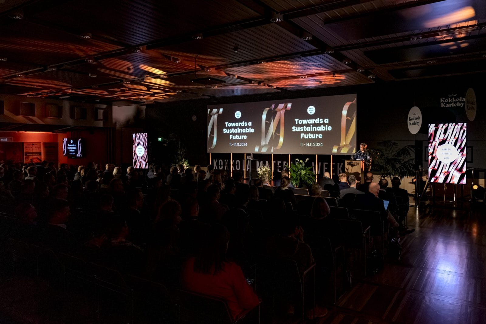 Seminaarisali täynnä osallistujia