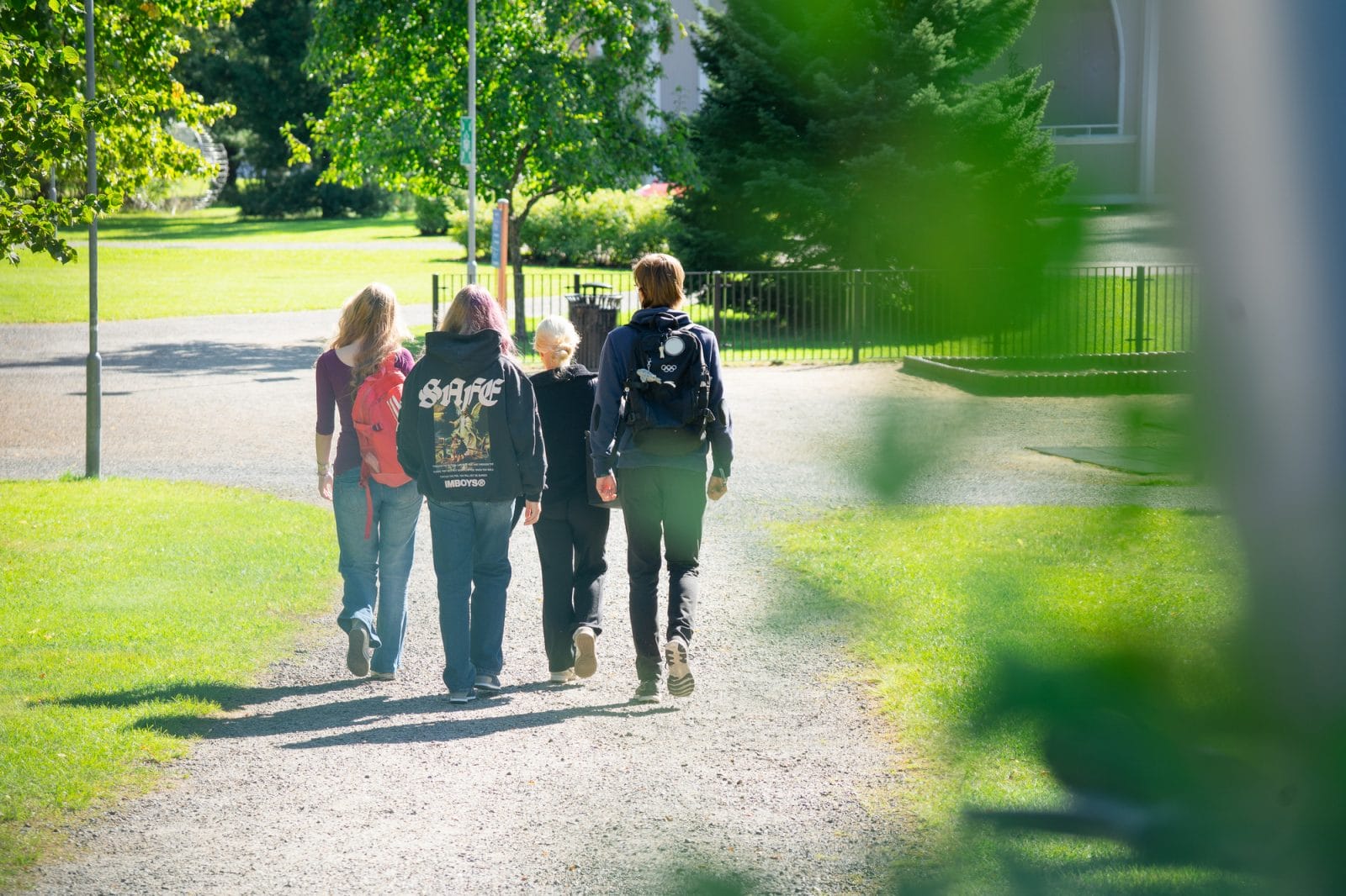 ryhmä nuoria kävelee puistossa