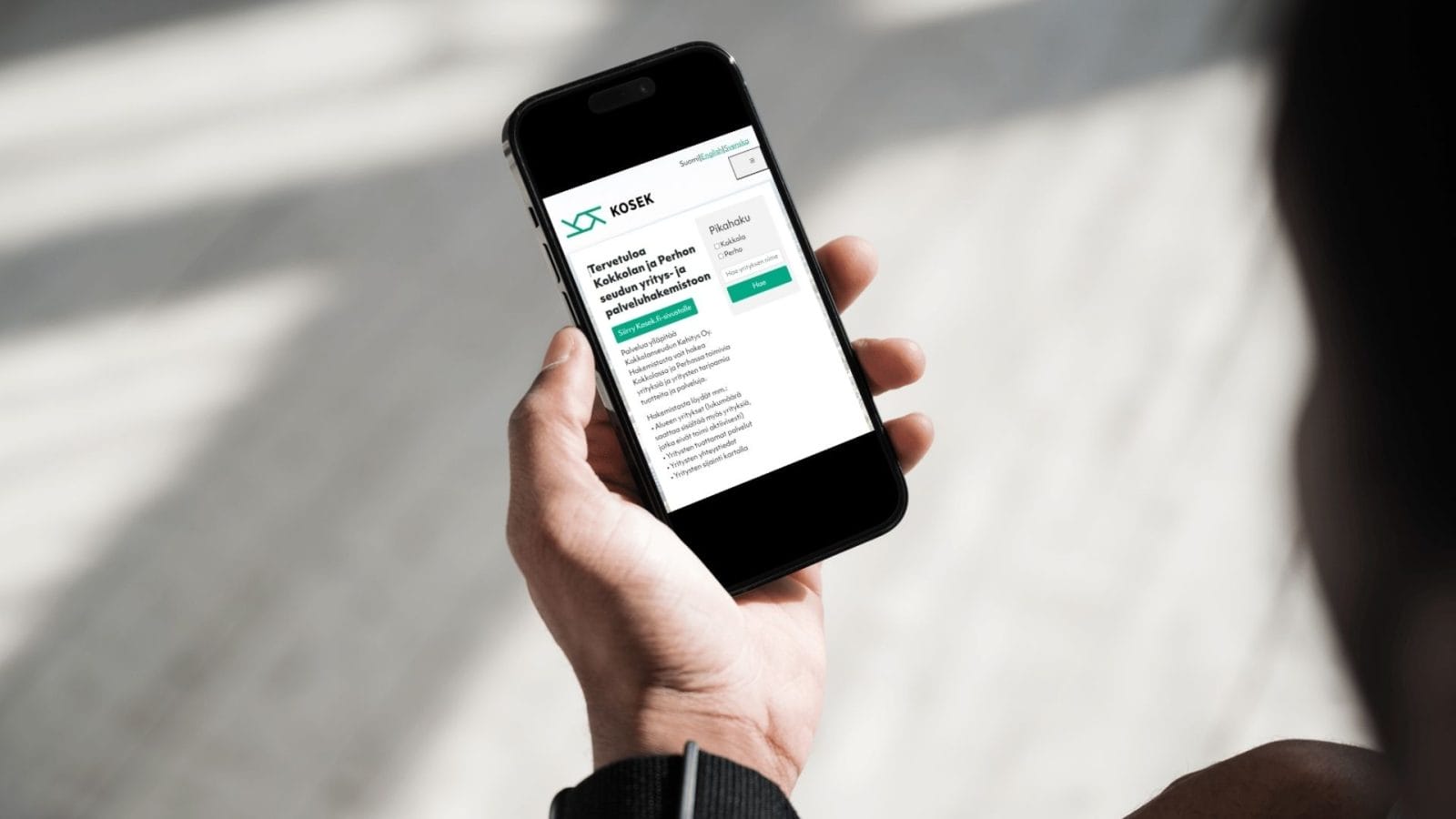 matkapuhelin henkilön kädessä