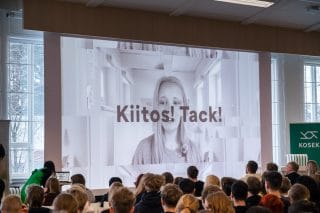 oppilaita katsomassa näytölle